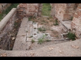 04986 ostia - regio i - insula xix - komplex (i,xix,1) - detail im norden - latrine - 09-2023.jpg